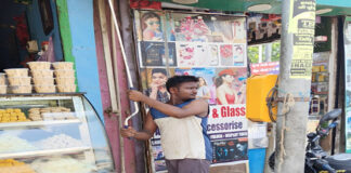 भागलपुर में हिदायत के बाद खुद से अतिक्रमण हटाते दुकानदार