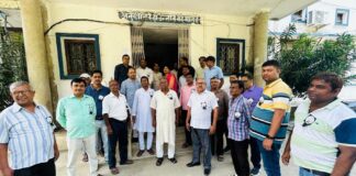 बिजली कर्मचारियों ने काला बिल्ला लगाकार किया काम