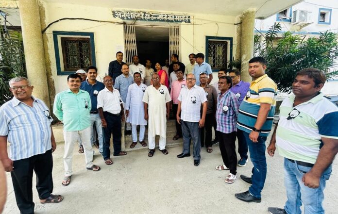 बिजली कर्मचारियों ने काला बिल्ला लगाकार किया काम