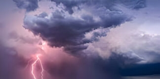 आकाशीय बिजली गिरी