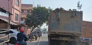 बिना ढके ढोया जा रहा कूड़ा