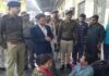 भागलपुर डीएम ने रेलयात्रियों का हाल-चाल जाना