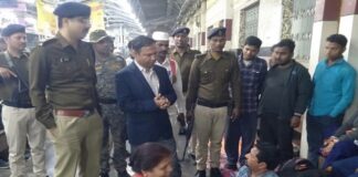 भागलपुर डीएम ने रेलयात्रियों का हाल-चाल जाना