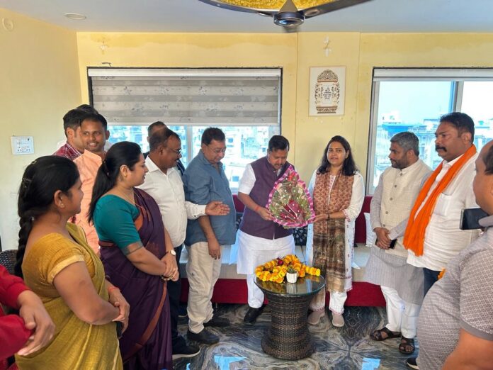 मेयर आवास पर पहुंचे यूडीएचडी मंत्री