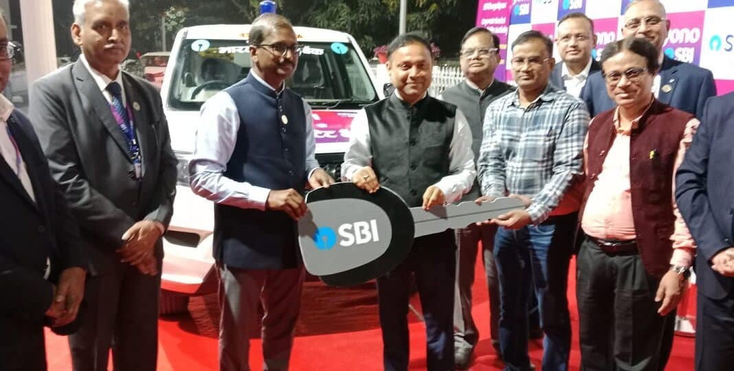 एसबीआई ने स्वास्थ्य विभाग को दिया एंबुलेंस