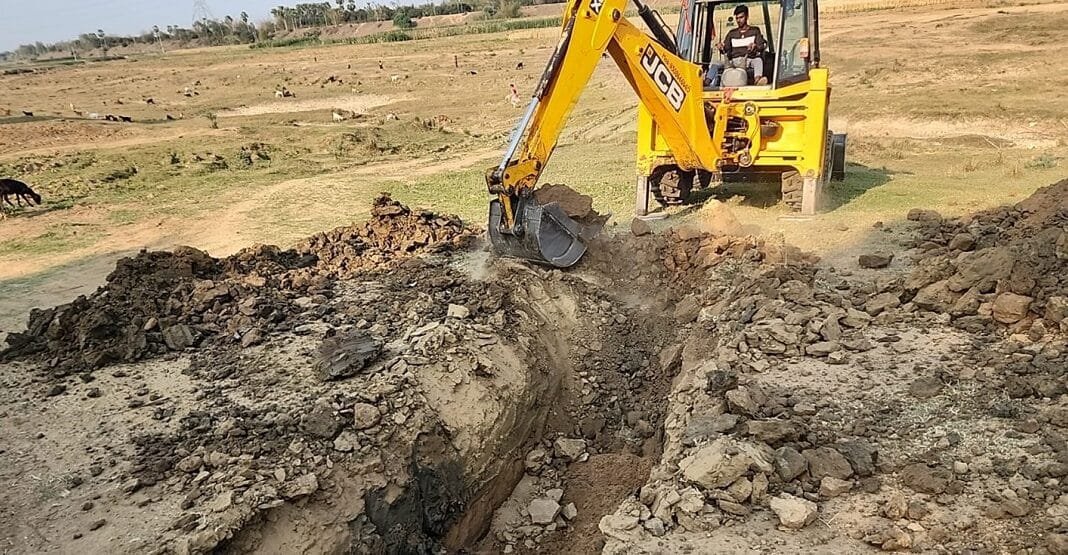 बालू की अवैध ढुलाई पर अंकुश लगाने के लिए सड़कों को खोदवा दिया गया
