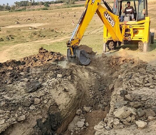 बालू की अवैध ढुलाई पर अंकुश लगाने के लिए सड़कों को खोदवा दिया गया