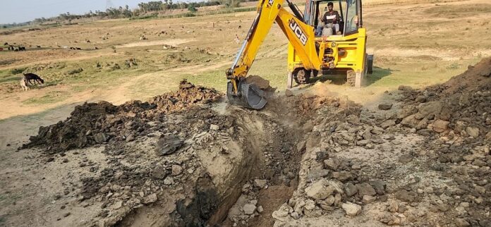 बालू की अवैध ढुलाई पर अंकुश लगाने के लिए सड़कों को खोदवा दिया गया