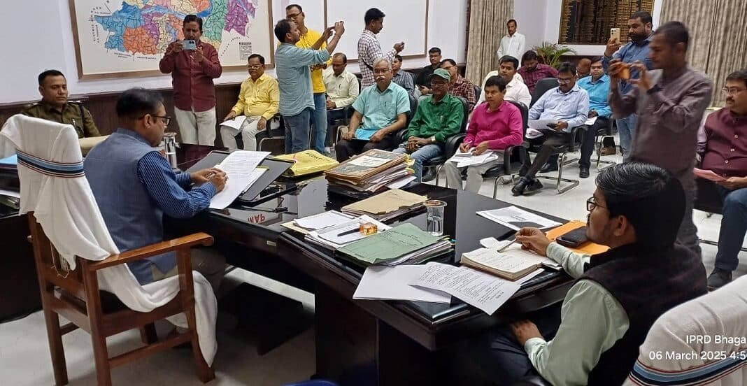 प्रतियोगिता सफलतापूर्वक संपन्न कराने के लिए बैठक करते भागलपुर डीएम