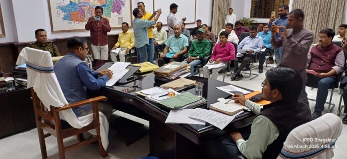 प्रतियोगिता सफलतापूर्वक संपन्न कराने के लिए बैठक करते भागलपुर डीएम