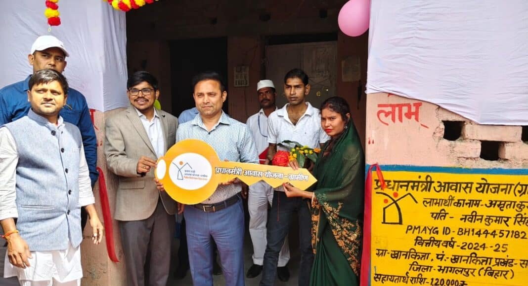 भागलपुर में लाभुकों को चाबी देकर कराया गृह प्रवेश