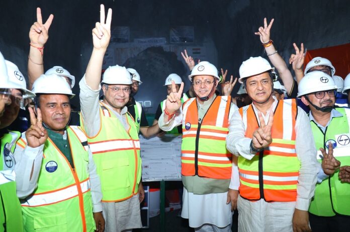 देश की सबसे लम्बी रेलवे टनल जानसू का हुआ ब्रेकथ्रू