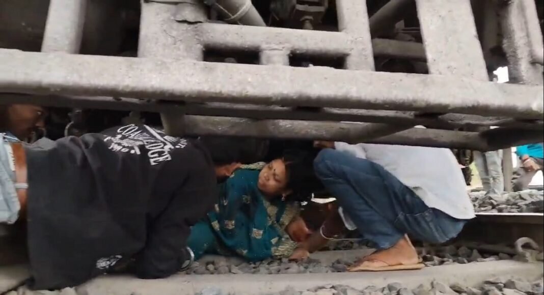 चलती ट्रेन के सामने कूदी