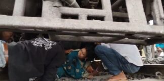 चलती ट्रेन के सामने कूदी