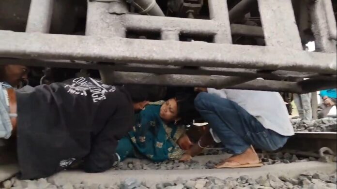 चलती ट्रेन के सामने कूदी