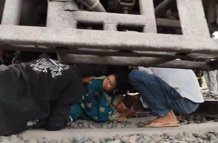 चलती ट्रेन के सामने कूदी