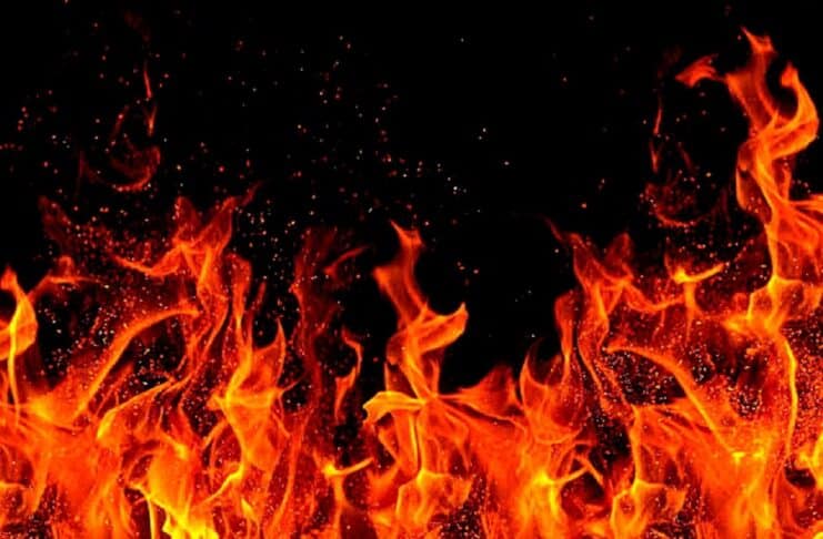 पेट्रोल डालकर युवक को जलाया
