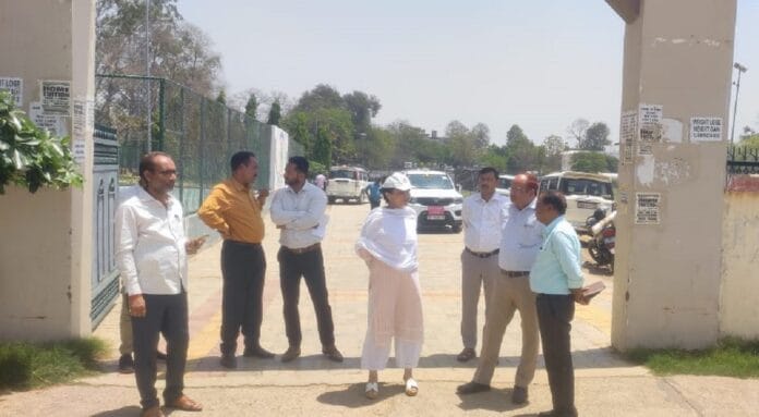 खेल स्थल का जायजा लेते नगर आयुक्त डॉ प्रीति
