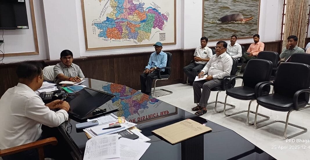 खेलो इंडिया की तैयारी को लेकर बैठक करते डीएम