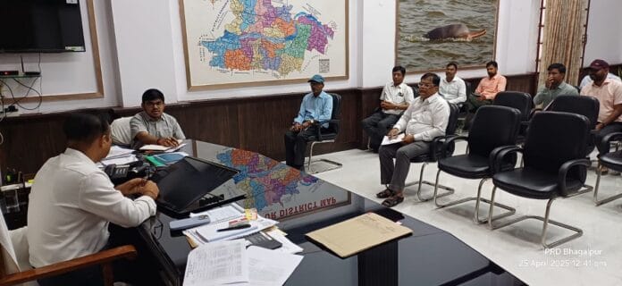 खेलो इंडिया की तैयारी को लेकर बैठक करते डीएम