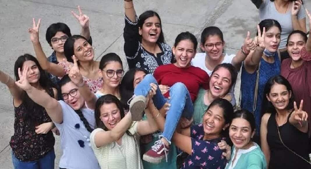 छात्राओं में खुशी