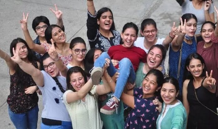 छात्राओं में खुशी