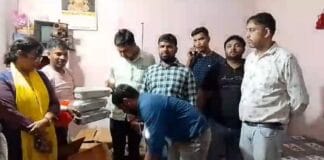 Bhagalpur News: भागलपुर में धराया बिजली मीटर टेंपरिंग का गिरोह, सैकड़ों मीटर जब्त छापेमारी करते बिजली विभाग की टीम