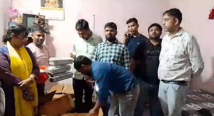 छापेमारी करते बिजली विभाग की टीम