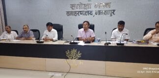 समीक्षा बैठक करते भागलपुर डीएम