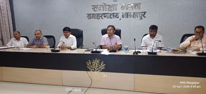 समीक्षा बैठक करते भागलपुर डीएम