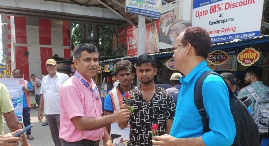 गुलाब फूल देकर स्वच्छता के प्रति किया जागरूक