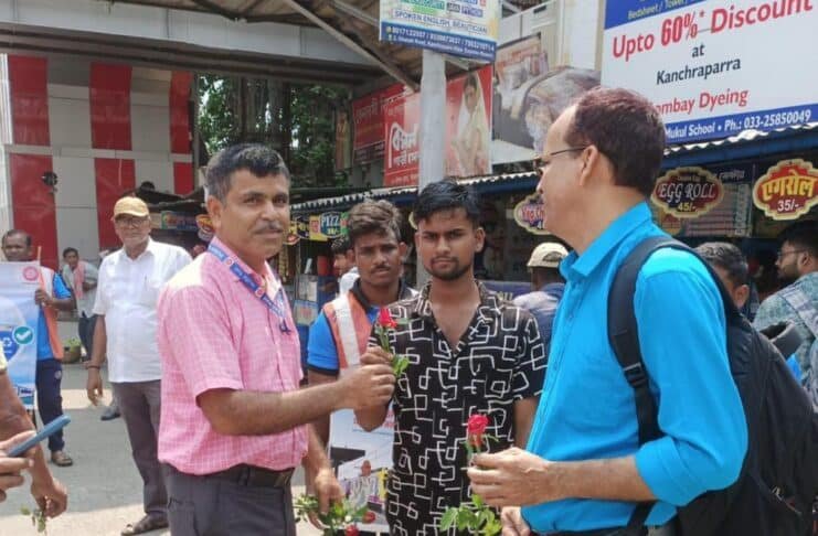 गुलाब फूल देकर स्वच्छता के प्रति किया जागरूक