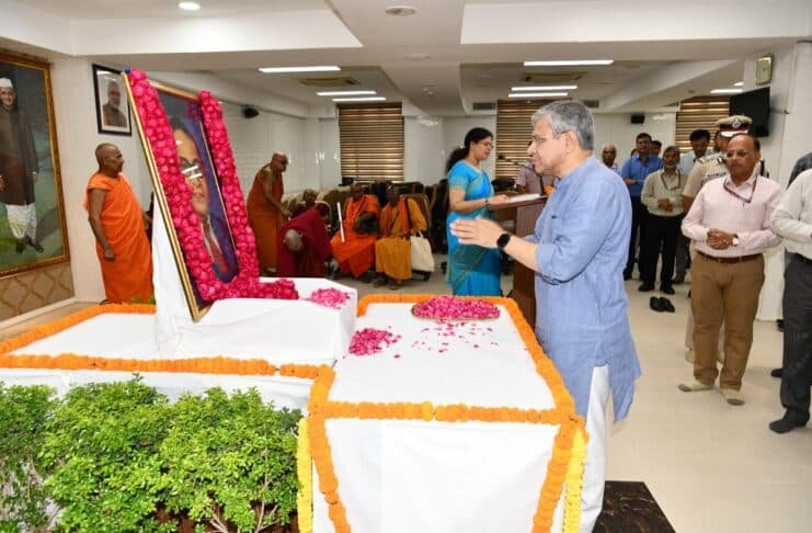 रेल मंत्री ने दी श्रद्धांजलि