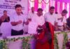 लाभुकों को प्रमाण पत्र वितरण करते भागलपुर डीएम