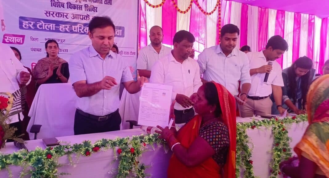 लाभुकों को प्रमाण पत्र वितरण करते भागलपुर डीएम