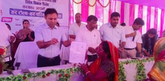 लाभुकों को प्रमाण पत्र वितरण करते भागलपुर डीएम