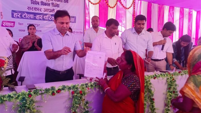 लाभुकों को प्रमाण पत्र वितरण करते भागलपुर डीएम