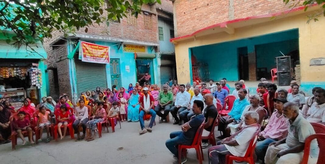 निगम प्रशासन के विरुद्ध वार्ड के लोगों ने किया धरना-प्रदर्शन