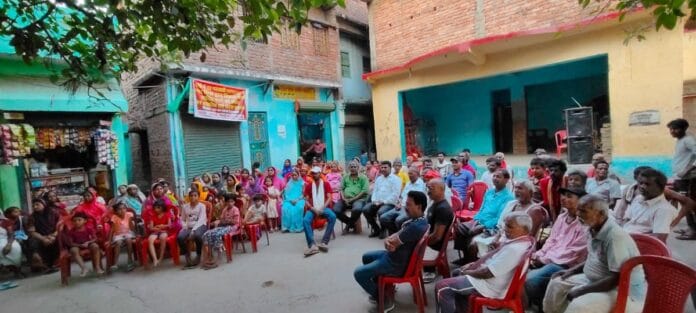 निगम प्रशासन के विरुद्ध वार्ड के लोगों ने किया धरना-प्रदर्शन