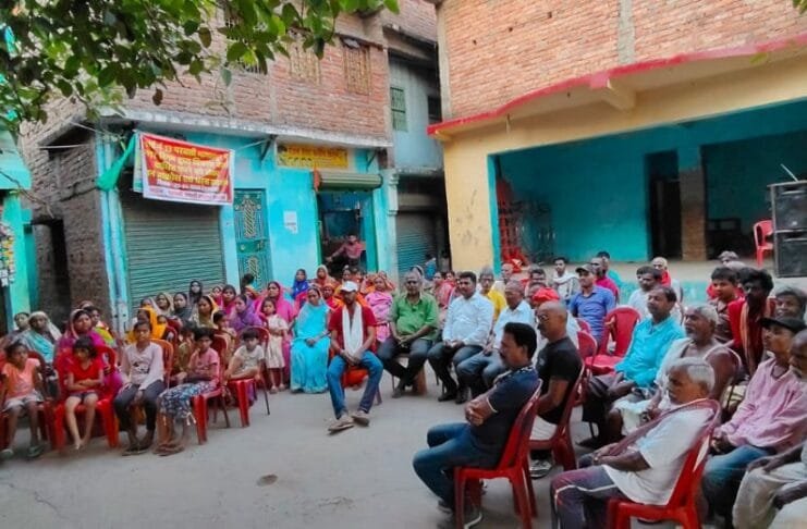 निगम प्रशासन के विरुद्ध वार्ड के लोगों ने किया धरना-प्रदर्शन
