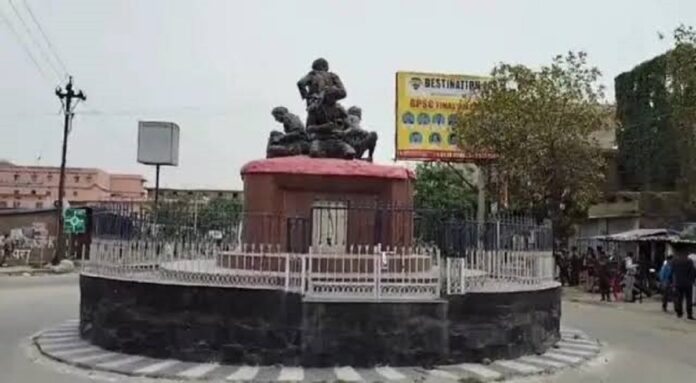 घर में घुसा अनियंत्रित ट्रक, महिला की मौत