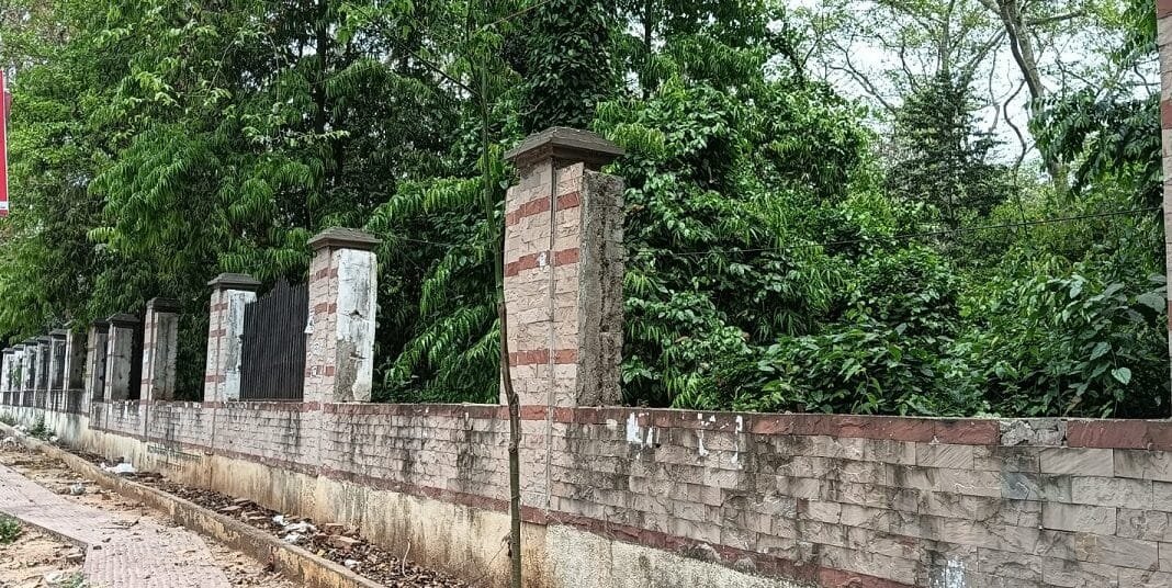 सैंडिस कंपाउंड: चोरों ने काटे चहारदीवारी के ग्रिल