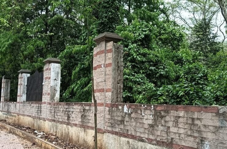 सैंडिस कंपाउंड: चोरों ने काटे चहारदीवारी के ग्रिल