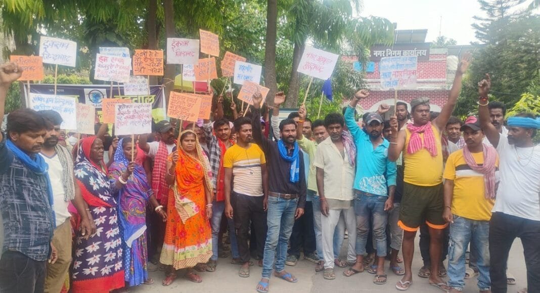 हड़ताल पर चल रहे सफाइकर्मियों ने किया प्रदर्शन