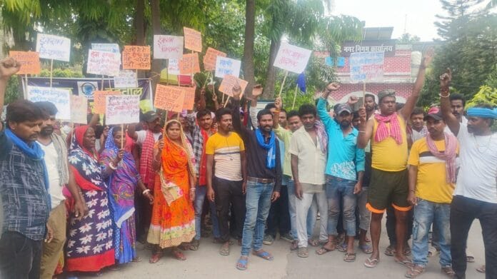 हड़ताल पर चल रहे सफाइकर्मियों ने किया प्रदर्शन