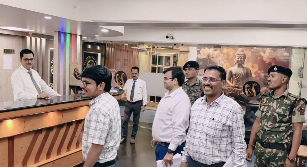 होटलों की जांच करते डीडीसी
