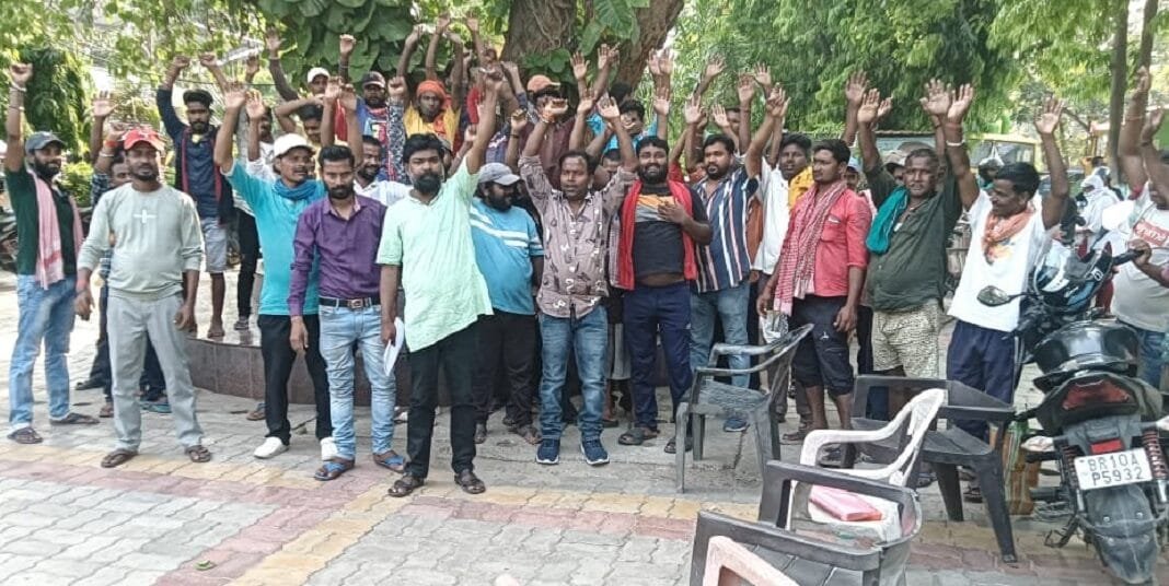निगम कार्यालय में प्रदर्शन करते सफाइकर्मी
