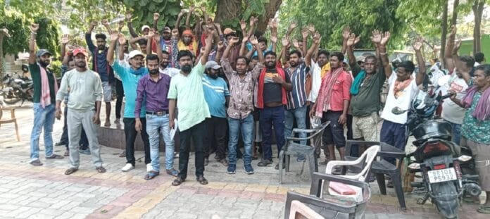 निगम कार्यालय में प्रदर्शन करते सफाइकर्मी