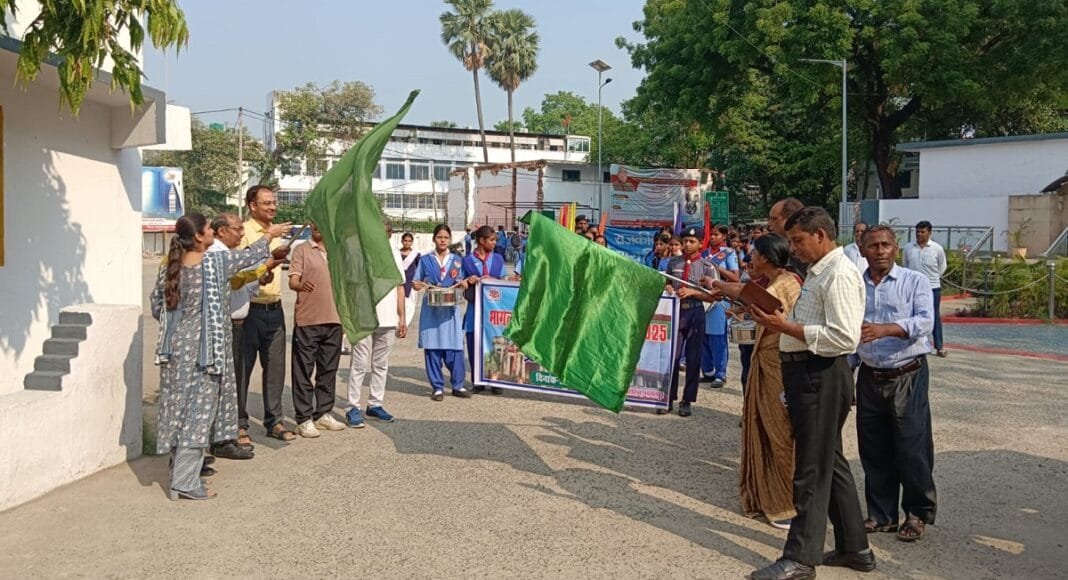जिला स्थापना दिवस के अवसर पर निकाली गई प्रभात फेरी