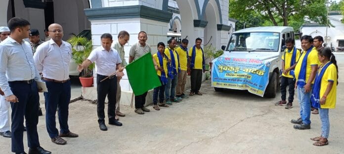 भागलपुर DM ने नुक्कड़ नाटक टीम को दिखाई हरी झंडी